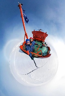 A 360 view of two people in a boat in the Arctic.