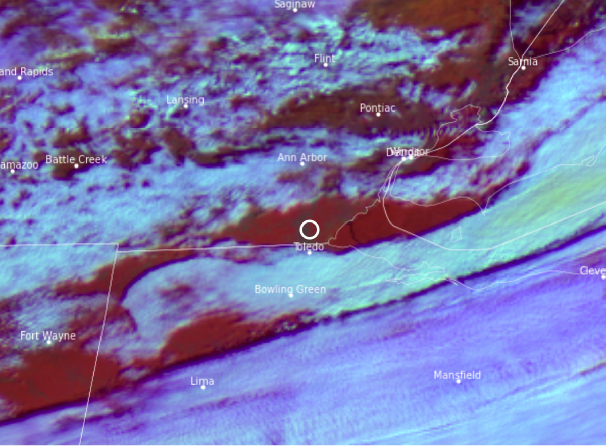 A satellite image centered on the same location as the photo above, with a circle indicating the approximate location.